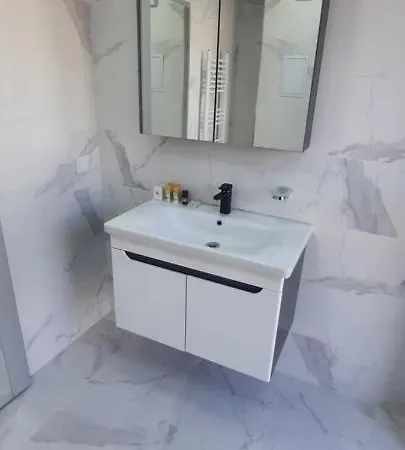 Zora Hotel *